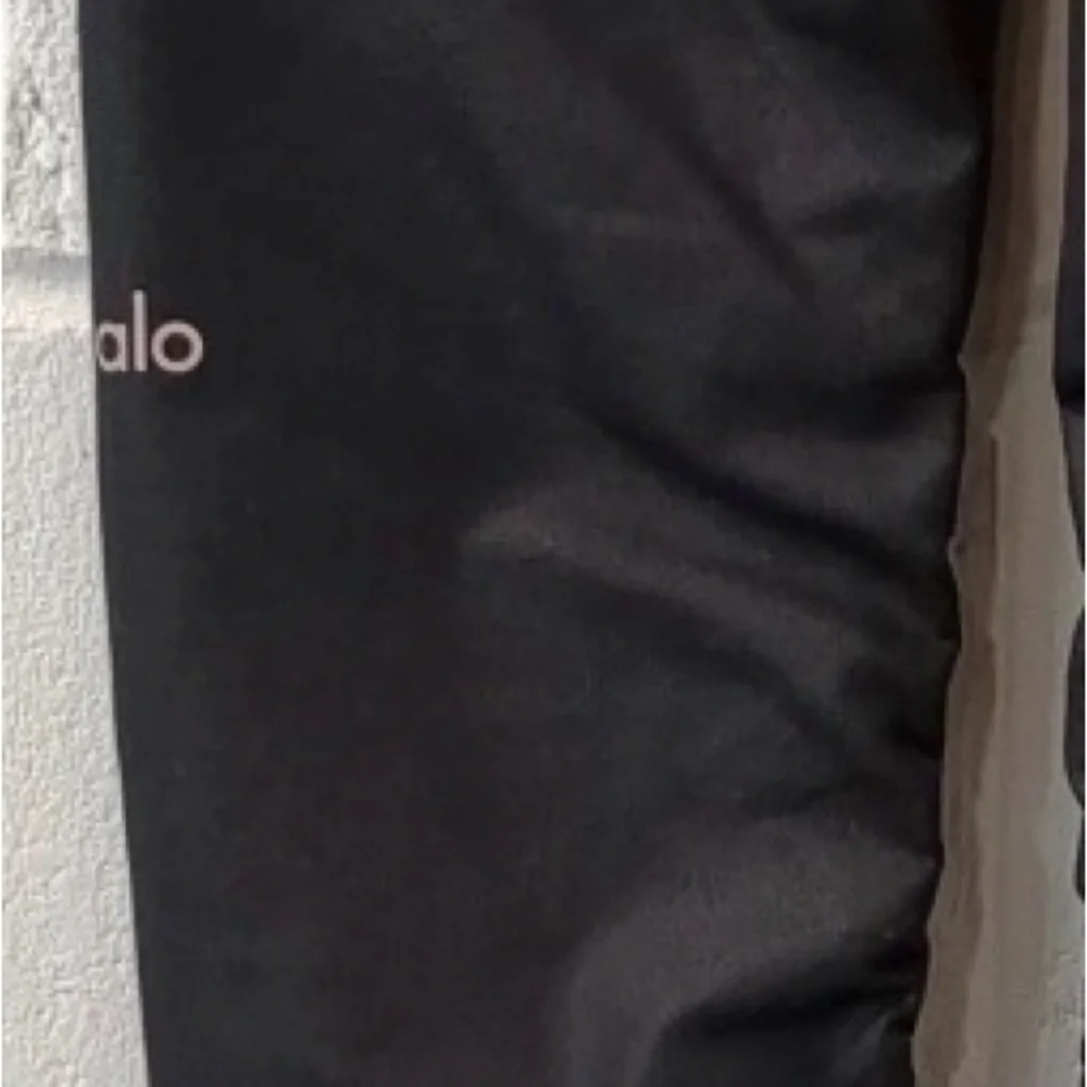 Alo Yoga black scrunch leggings